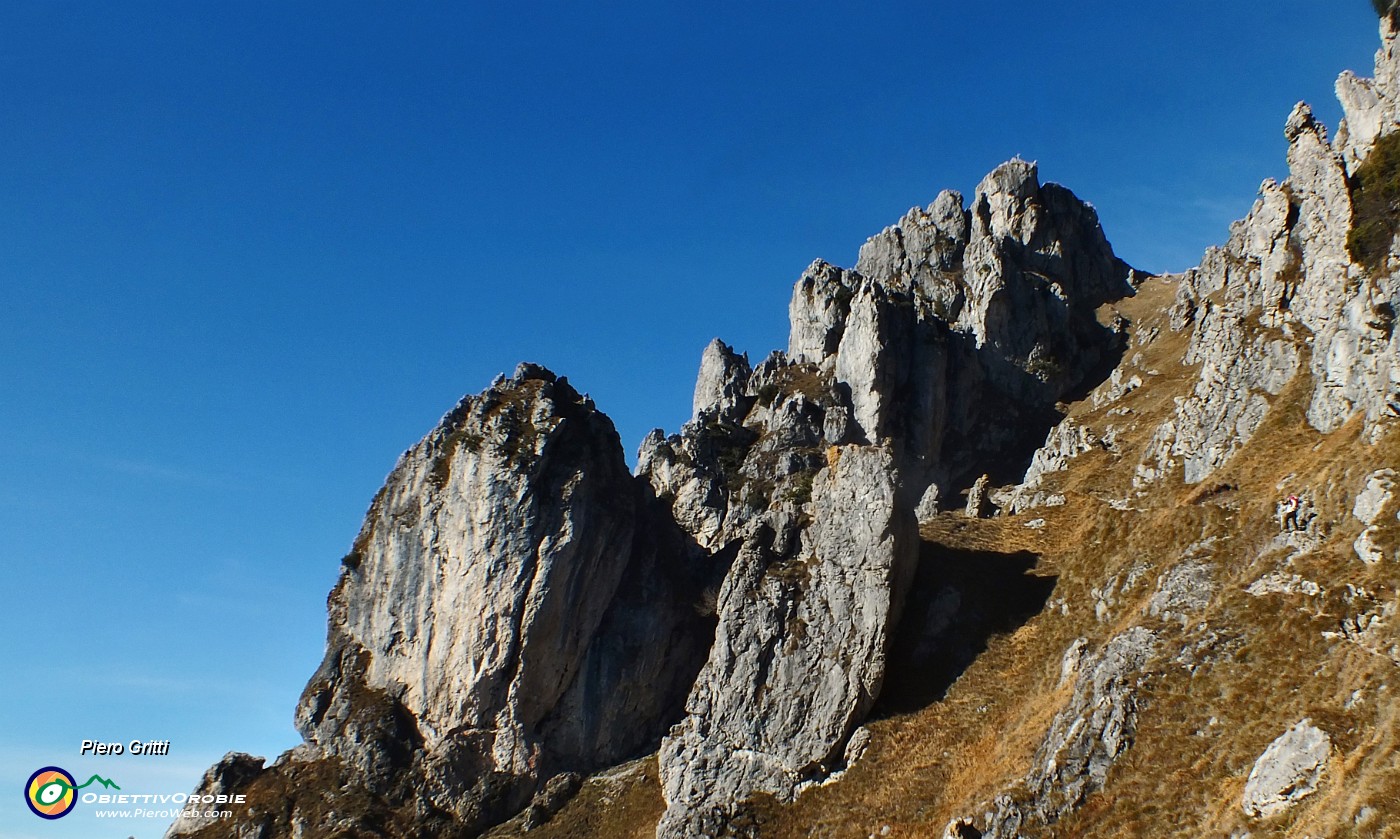 37 L'articolato sperone roccioso su cui si sviluppa la ferrata del Centenario CAOl Sentiero della Direttissima sale ripido.JPG